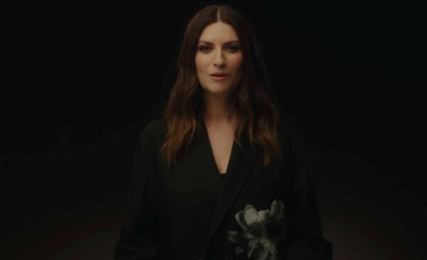 Laura Pausini no clipe de Io Sì